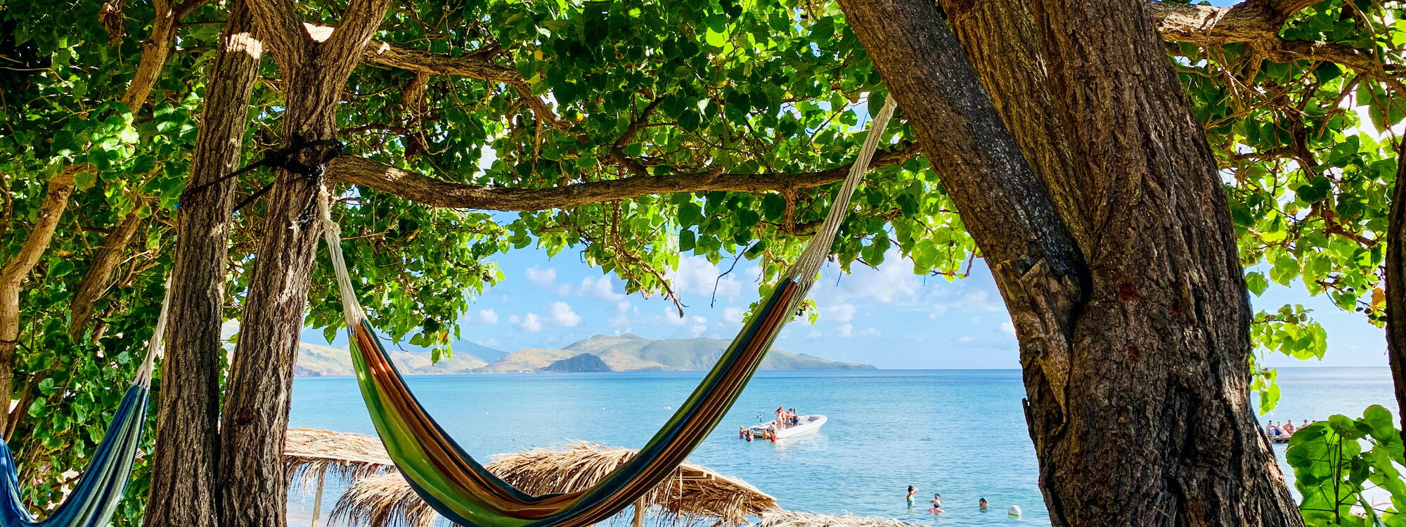 Hangmat op een zandstrand van Saint Kitts en Nevis.