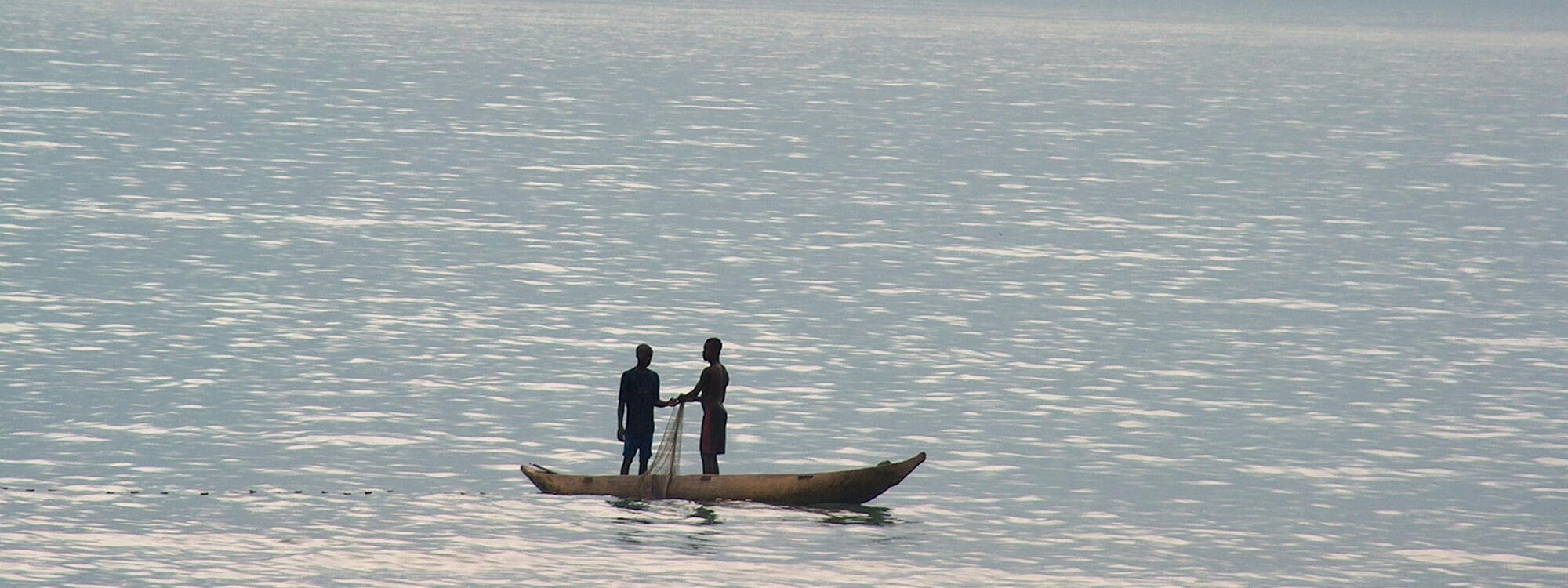 Twee vissers voor de kust van Sao Tome en Principe.
