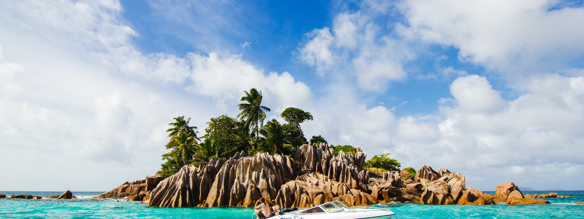 Een palmeilandje van de Seychellen.