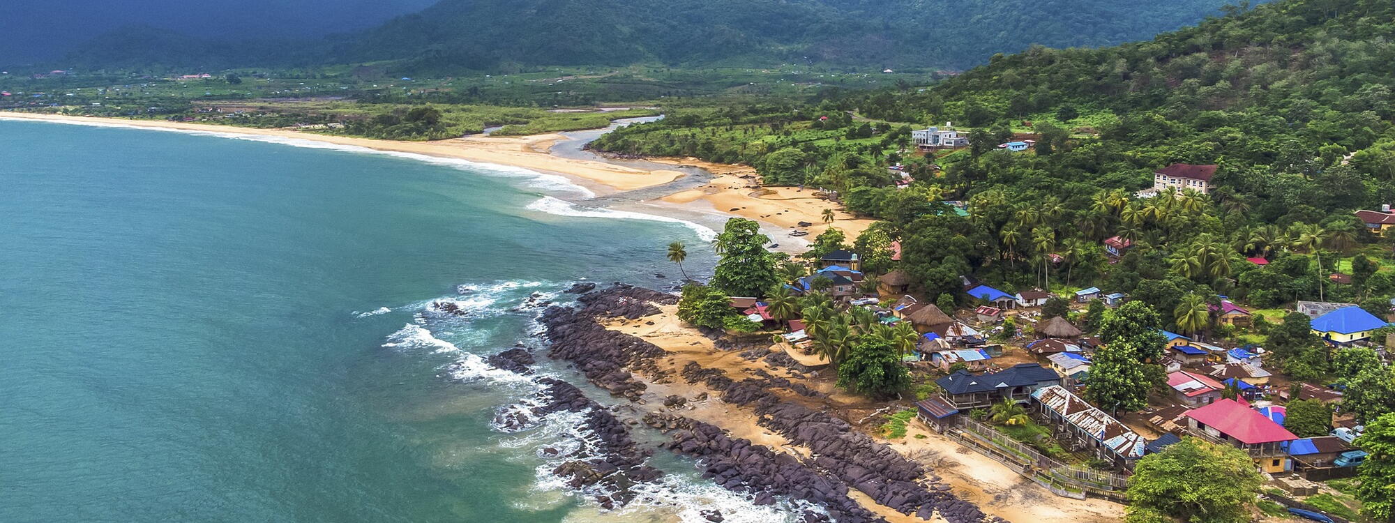 Heuvelachtige kustregio van Sierra Leone.