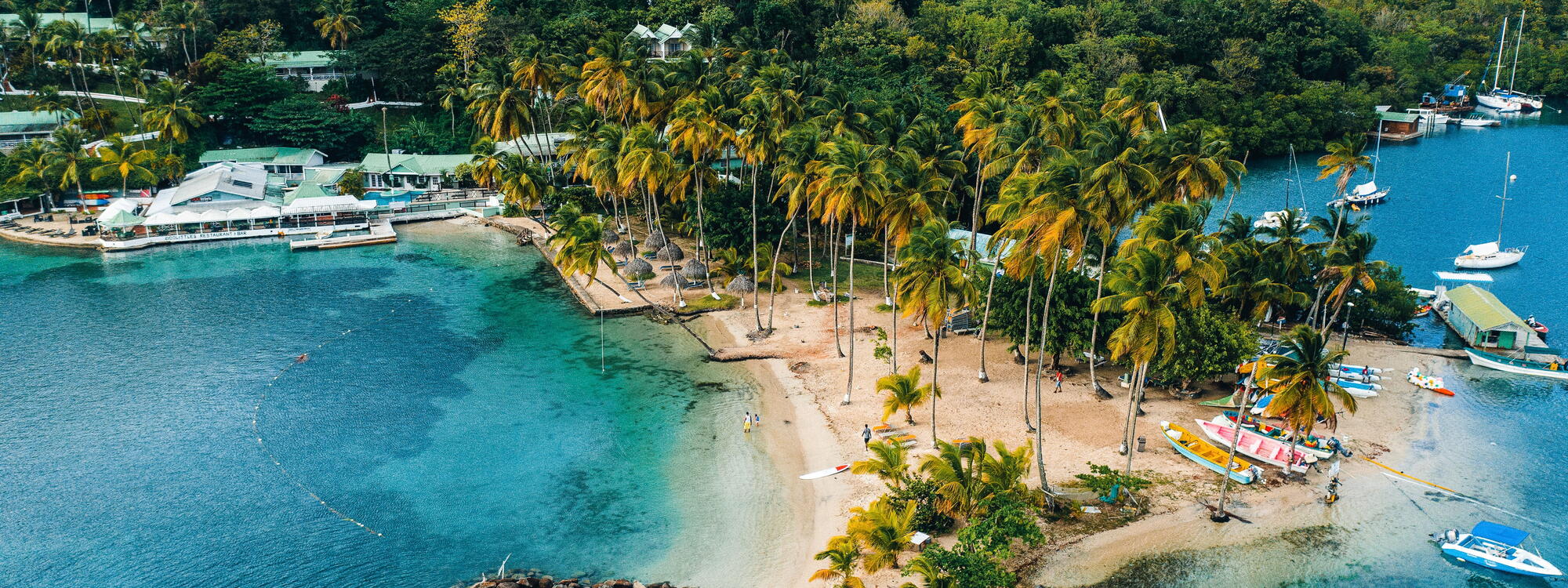Vissersbootjes voor de kust van Marigot Bay.