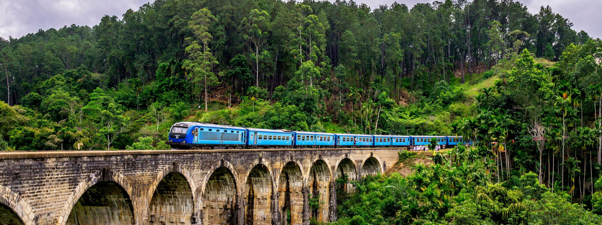 Trein rijdt over de Nine Arches Bridge in Sri Lanka.