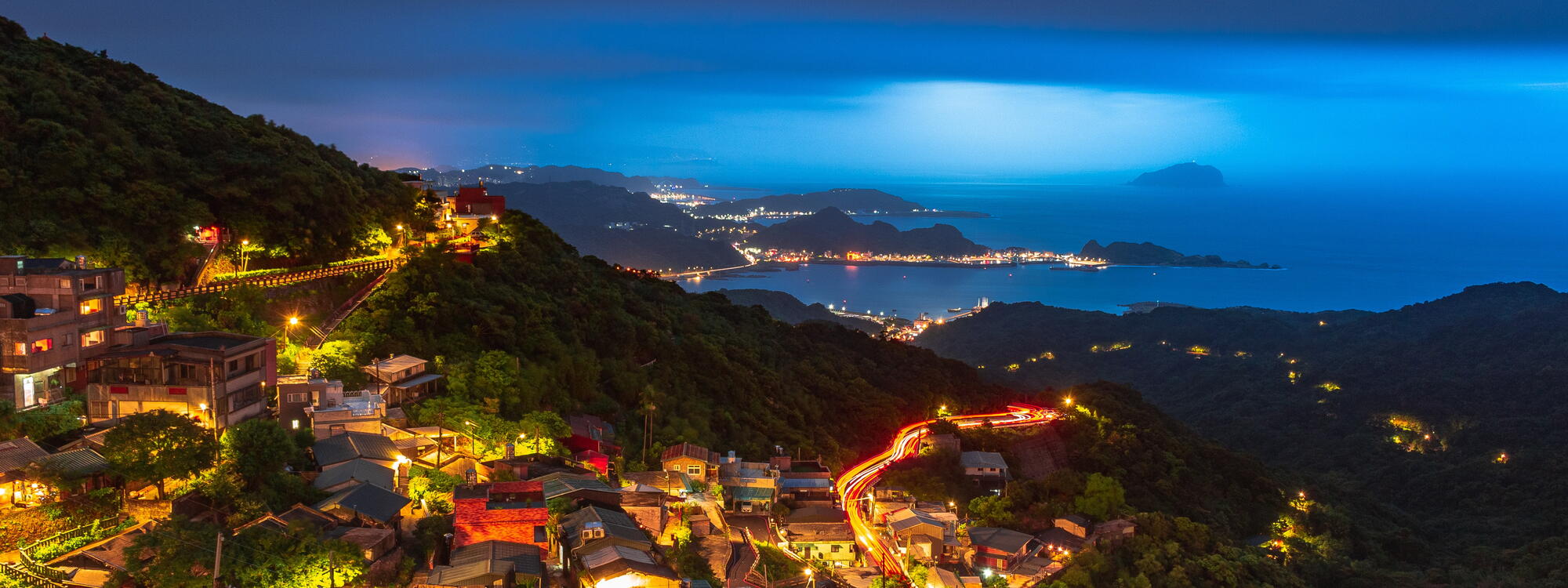 De bergachtige kuststreek Jiufen bij nacht.