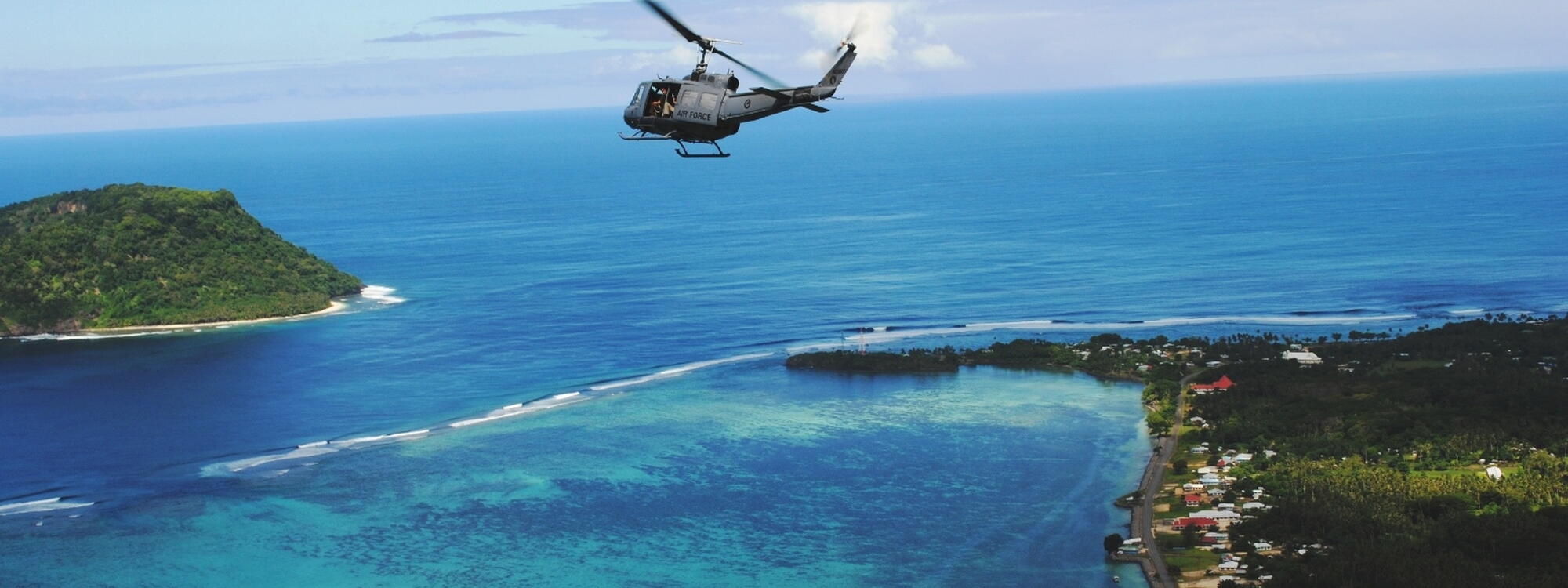 Helikopter boven de kust van Tokelau.