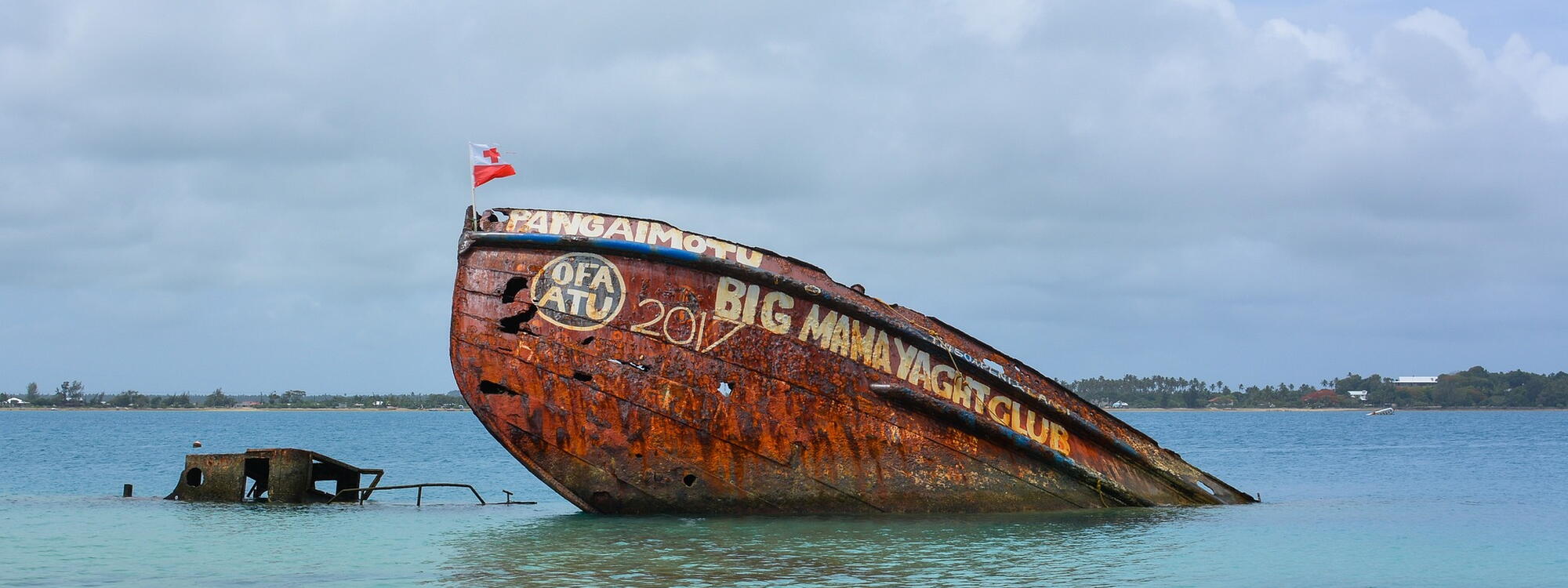 Gestrand schip voor het eiland Pangaimotu.