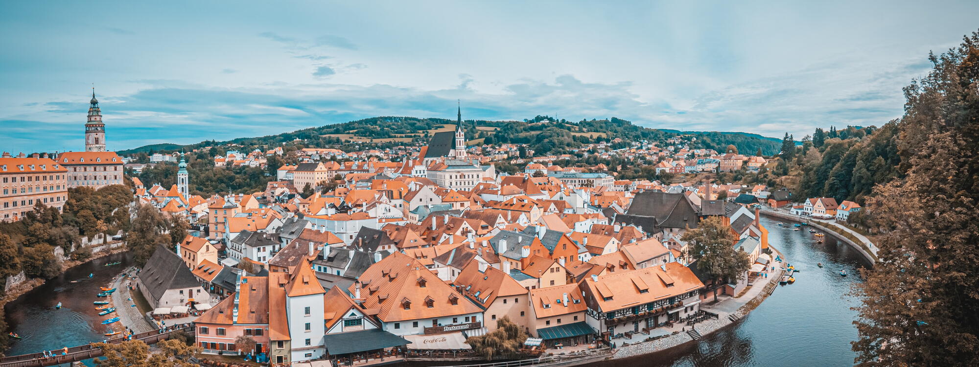 Zicht op het stadje Cesky Krumlov, dat in een lus van de Moldau ligt.