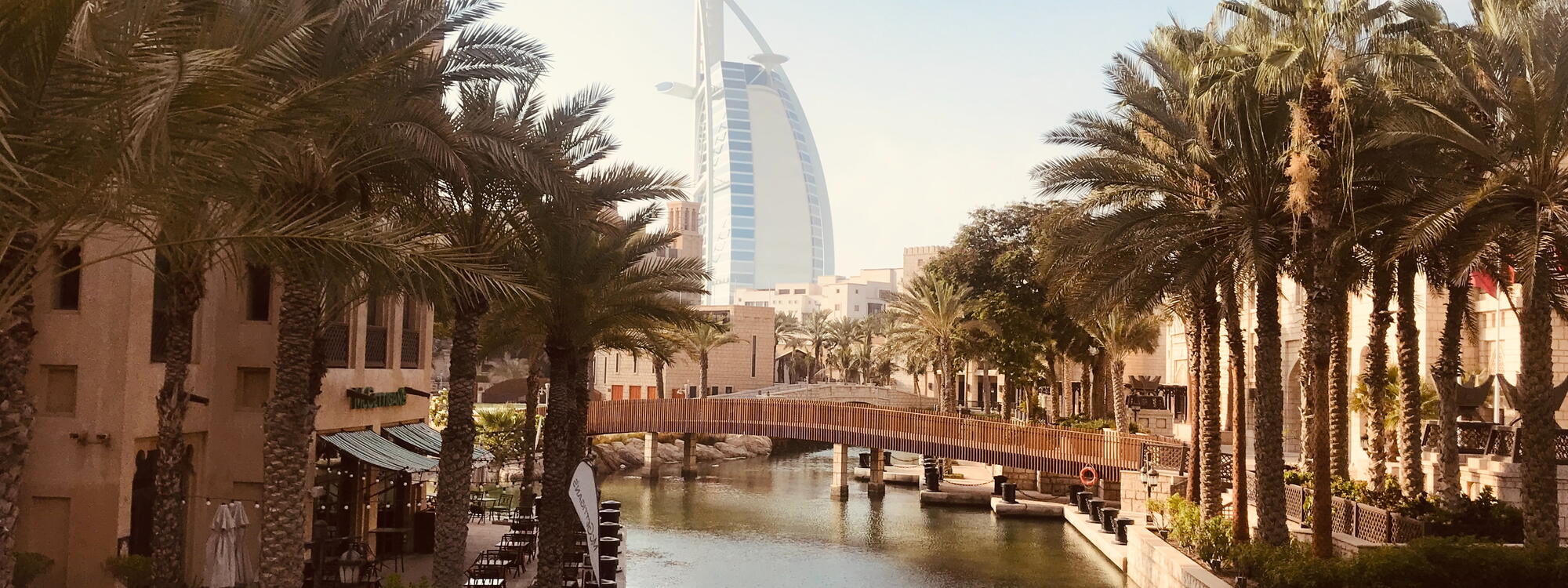 Zicht op de Burj Al Arab in de Verenigde Arabische Emiraten.
