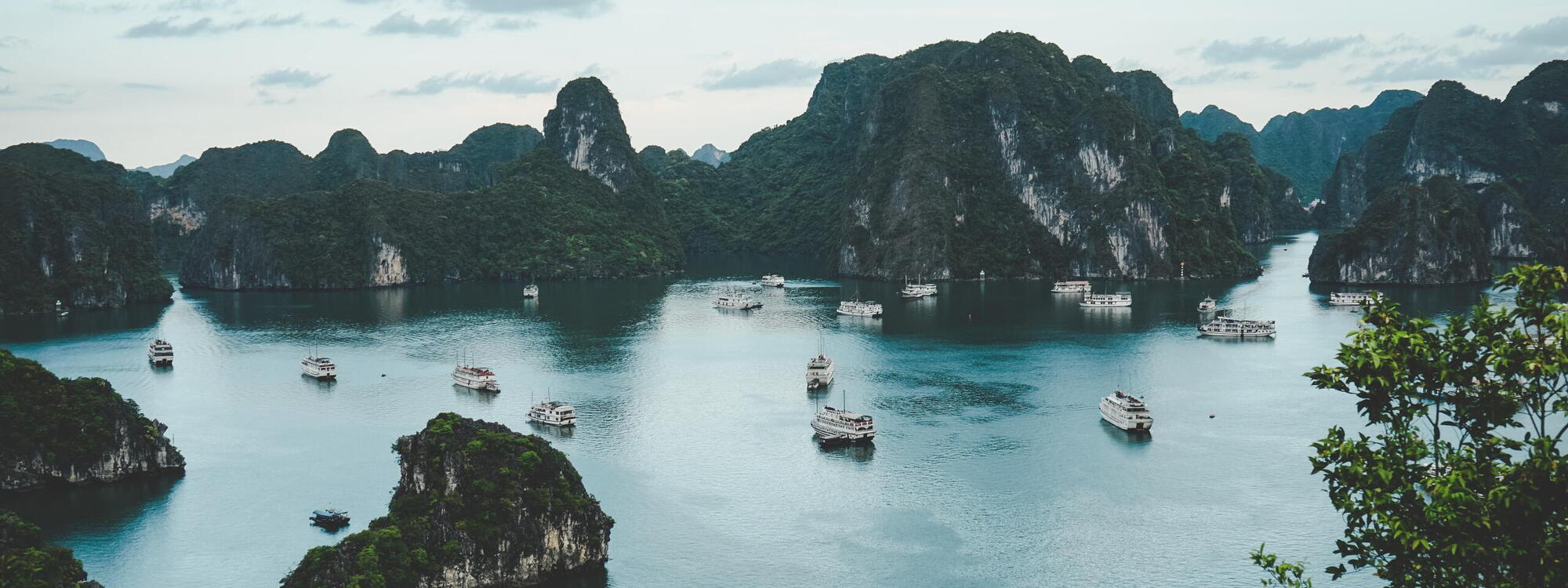 Bootjes varen in Ha Long Bay in Vietnam.