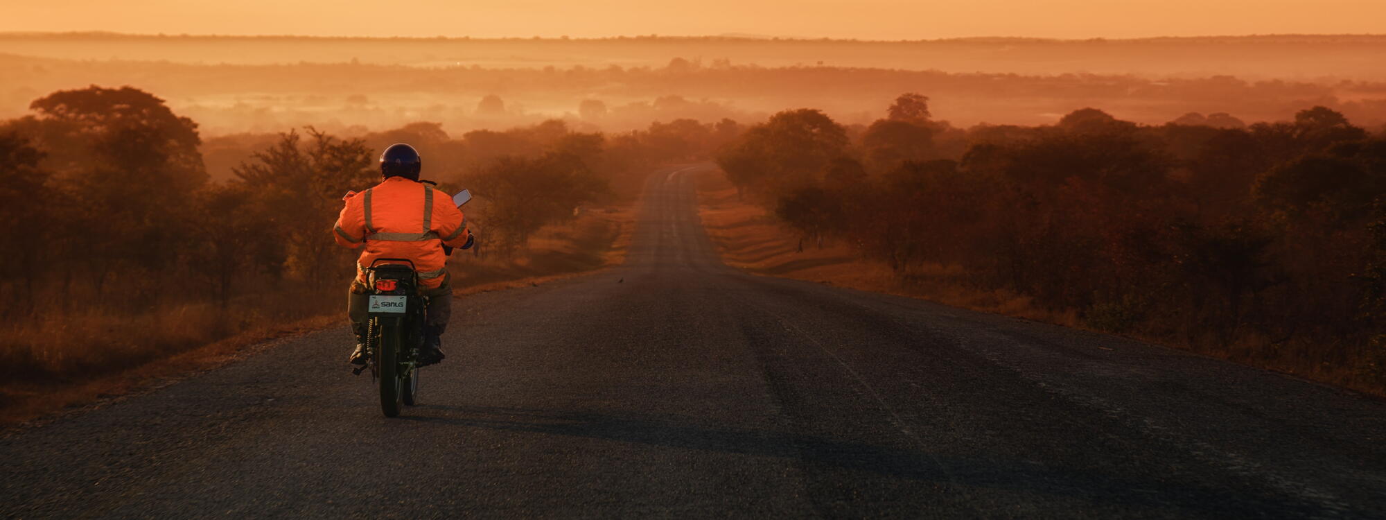 Motorrijder op de Great East Road in Zambia.