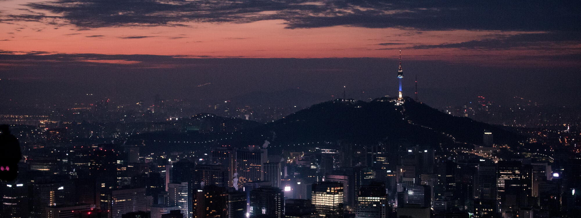 De skyline van Seoul bij nacht.