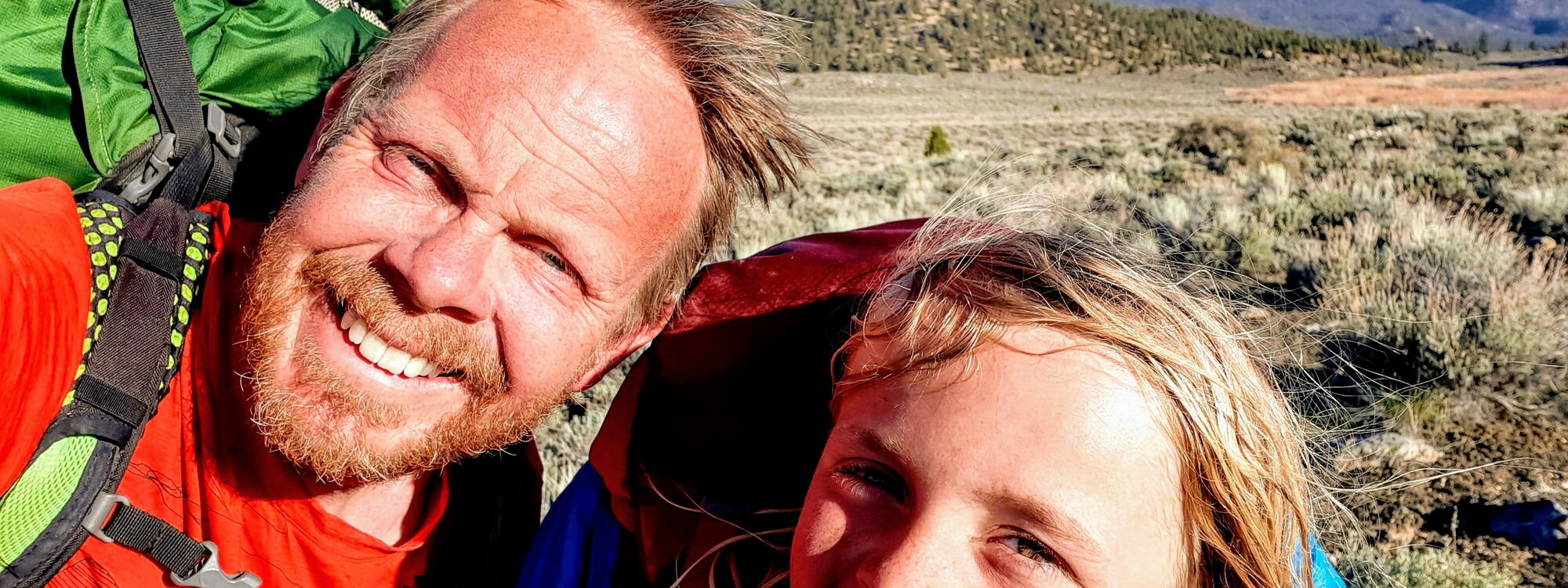 Jo en Abel close met rugzak