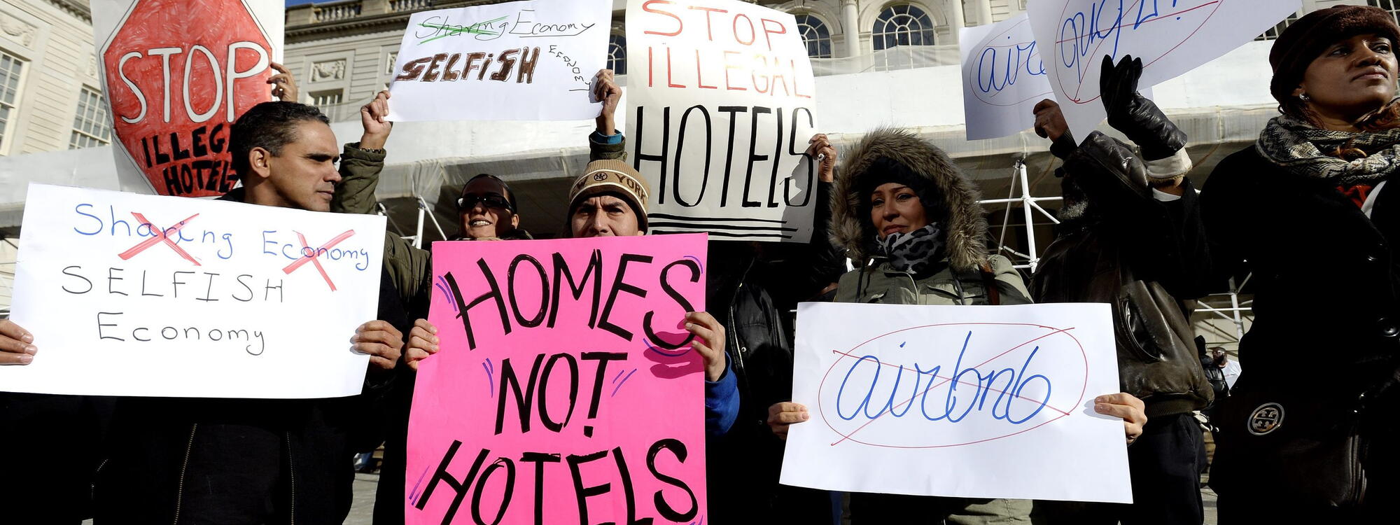 Mensen protesteren tegen Airbnb.