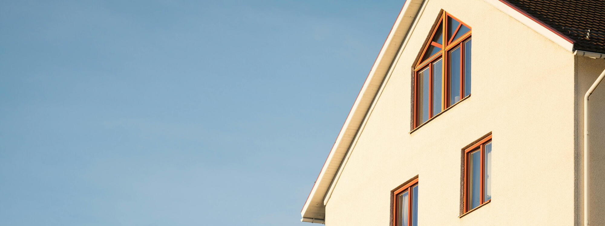 wit huis met blauwe lucht als achtergrond