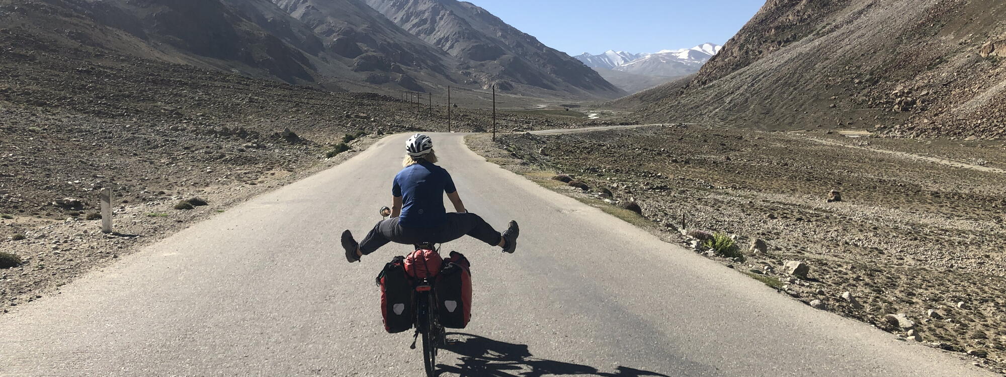 Manon op de fiets in Pamir richting Tokio
