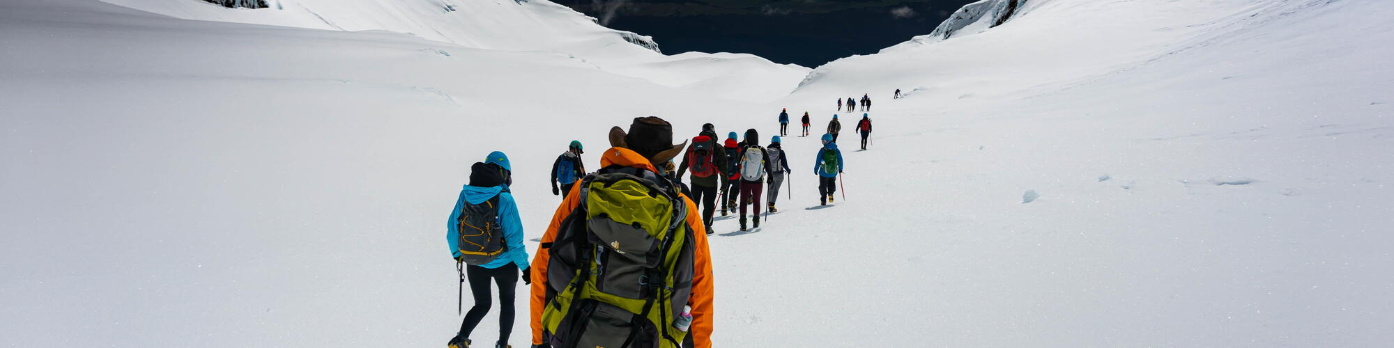 Volg de gids in de sneeuw