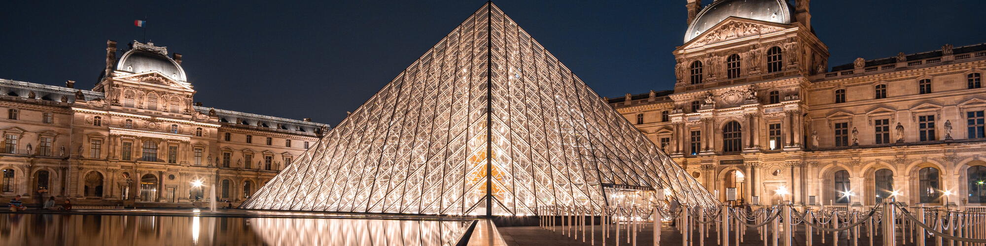 Het Louvre bij nacht