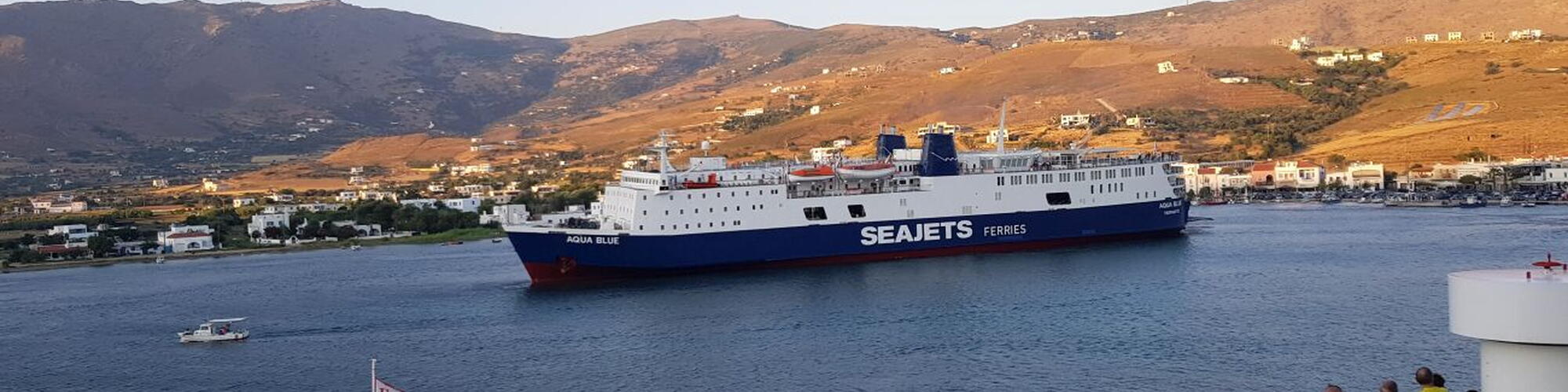 Ferry met Grieks eiland op de achtergrond