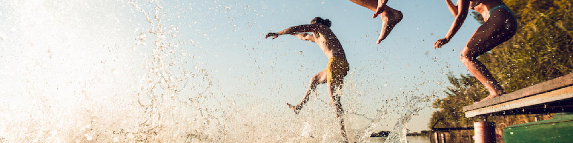 Mensen springen in het water