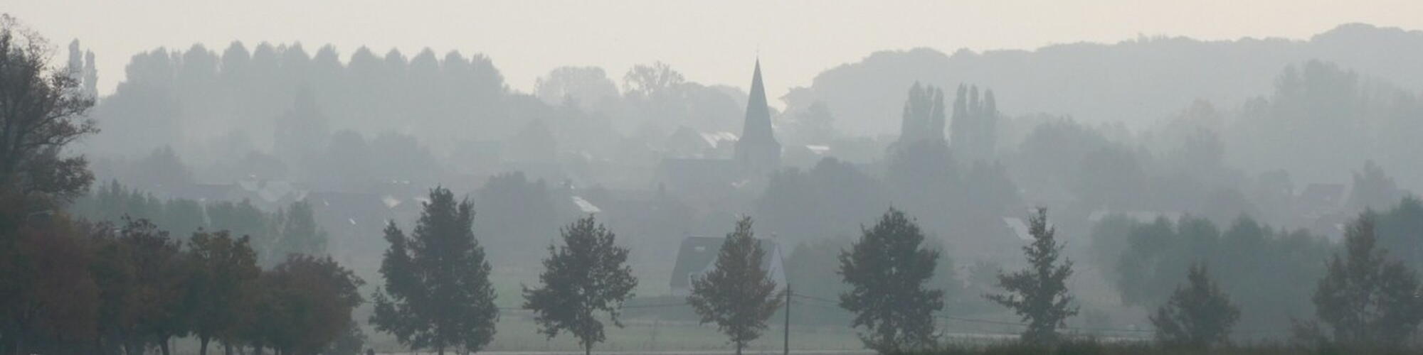 GR 122: bomenrij en kerktoren bij het ochtendgloren