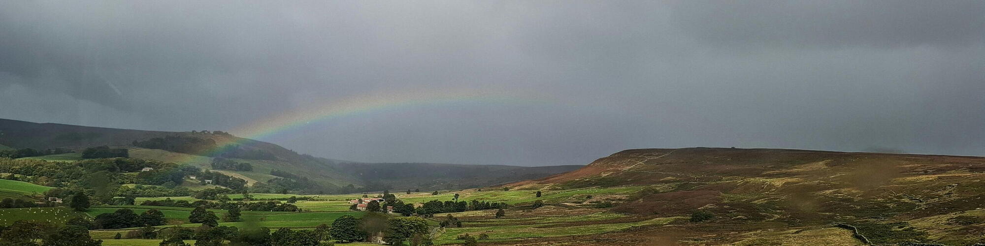 Schilderachtige Regenboog Boven Het Landschap Van North York Moors, foto door Charles Miller