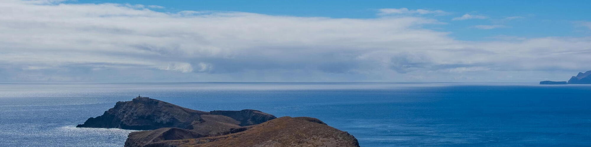 Klein schiereiland in water in Madeirã, Castelo Branco, Portugal. Foto door Gina Bichsel