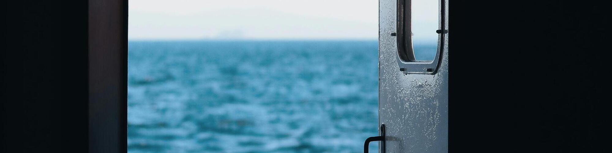 Deur op ferry met zicht op zee