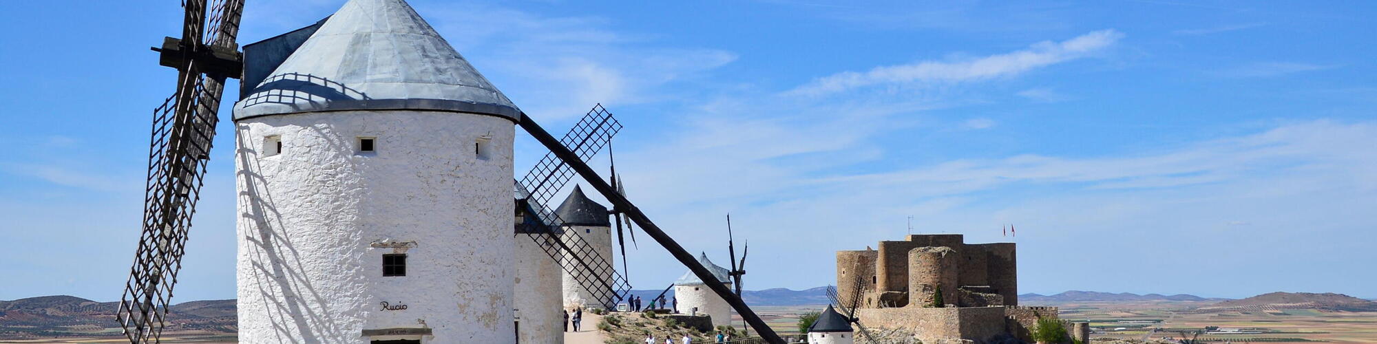 Zonovergoten uitzicht op historische windmolens in Consuegra  
