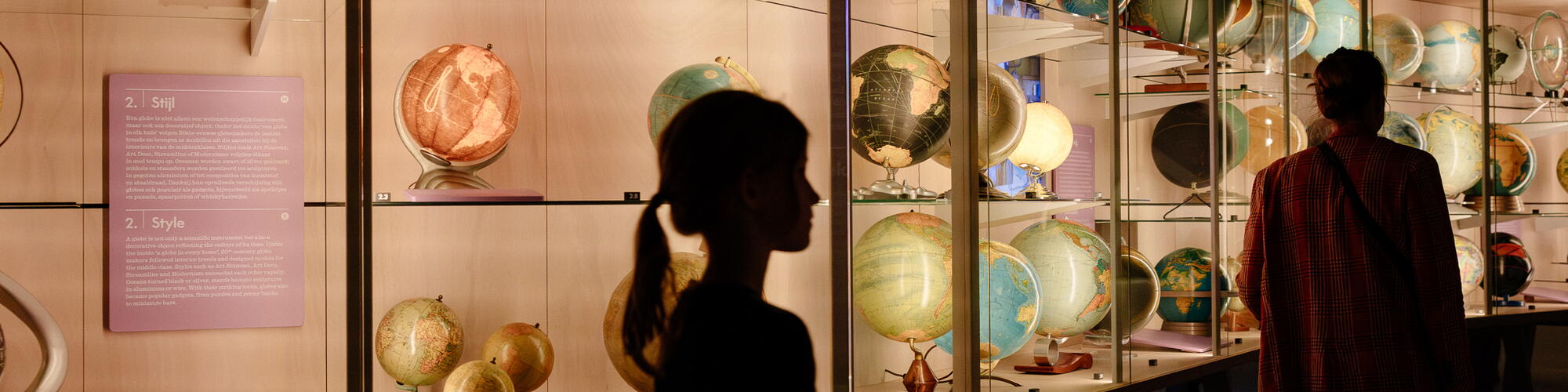 Collectie van wereldglobes in het Mercatormuseum 