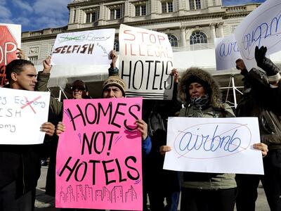 Mensen protesteren tegen Airbnb.
