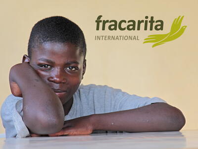 logo van Fracarita met een jongen naast