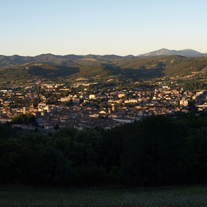 zicht op Città di Castello vanaf de weg nabij de camping