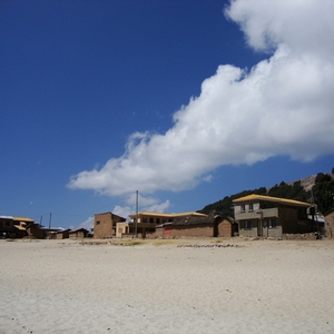 Hostal Inka Pacha (tweede gebouw van rechts (grijs met geel dak)