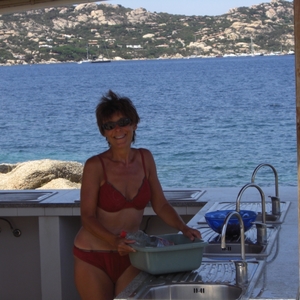 afwasbakken met uitzicht op de Maddalena-eilanden