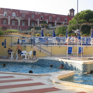 Zwembad boven op de building van Hotel Royal Continental