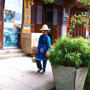 Bai vrouw in de oude stad Dali (Yunnan)