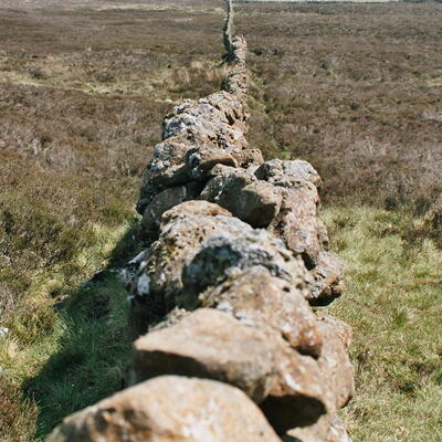 ...rondom deze muur... geen "troubles"....