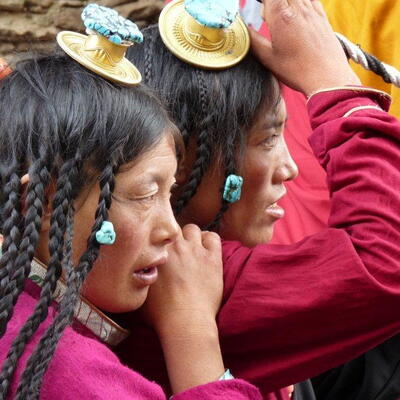 Khampa vrouwen in traditinele klederdracht
