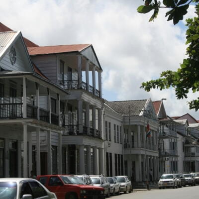 Typische huizen in Paramaribo (foto: Herlinde & Marc)
