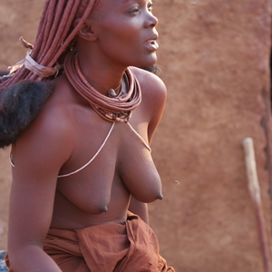 Eén van de 50.000 resterende Himba's in Namibië