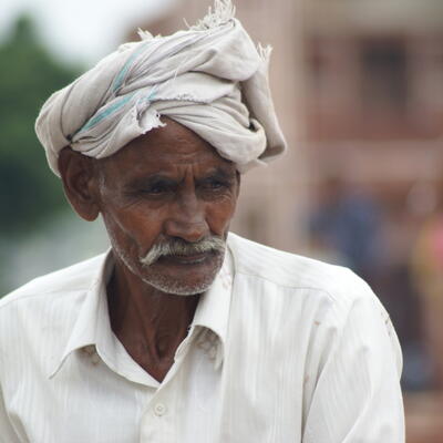 Schoenenbewaker nabij Taj Mahal 