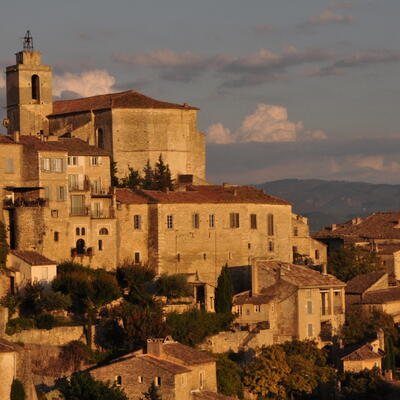 Gordes bij zonsondergang