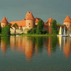 Het schitterende kasteel van Trakai (Litouwen) op het Galvèmeer