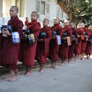 Monniken schuiven aan voor de dagelijkse voedselbedeling.
