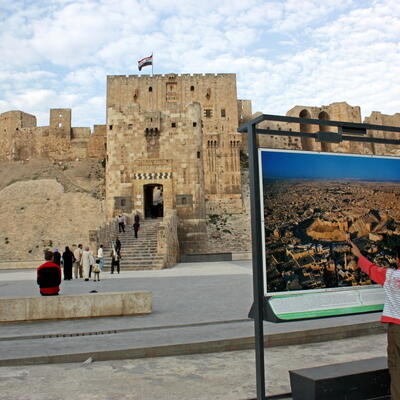Kinderen vergelijken de foto met de echte citadel in Aleppo