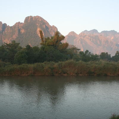 Zonsopgang op het kastgebergte in Vang Vieng, zicht vanaf onze bungalow.