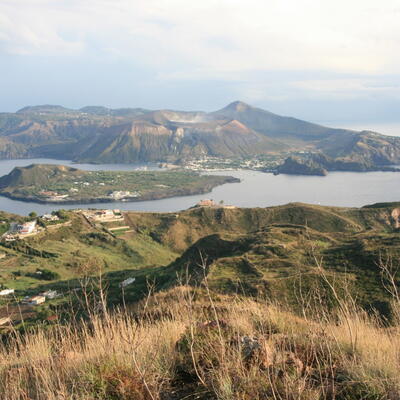 Zicht vanop Lipari kijkend naar Vulcano.