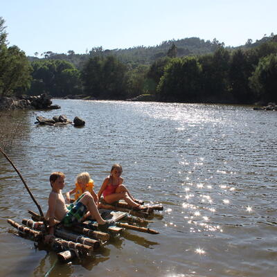 zelf gemaakt vlot op Mondegorivier aan voet huisje Portugal