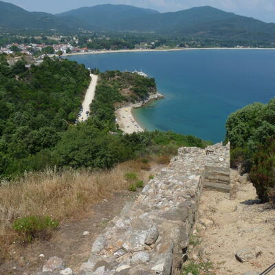 Antieke Staigeira met op de achtergrond het strand, Olimbiada en de bergen