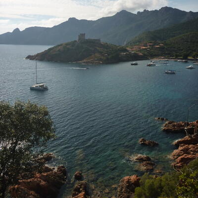 Zicht op Girolata met op de achtergrond Scandola