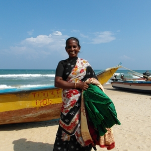 dame aan het strand in Mamallapuram